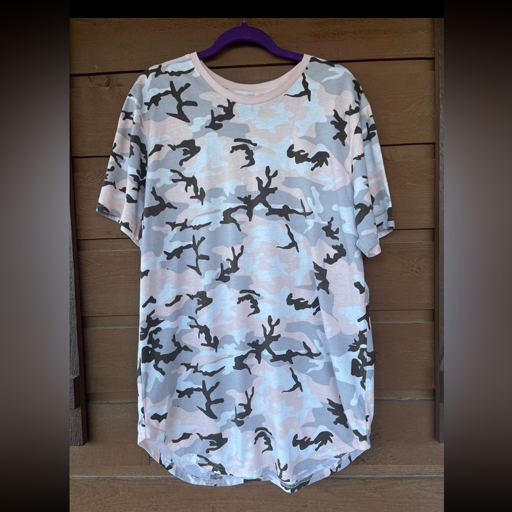 COPY - Pacsun Longer Fit XL women’s short sleeve camouflage tee shirt. EUC